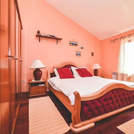 Apartman And Tacy